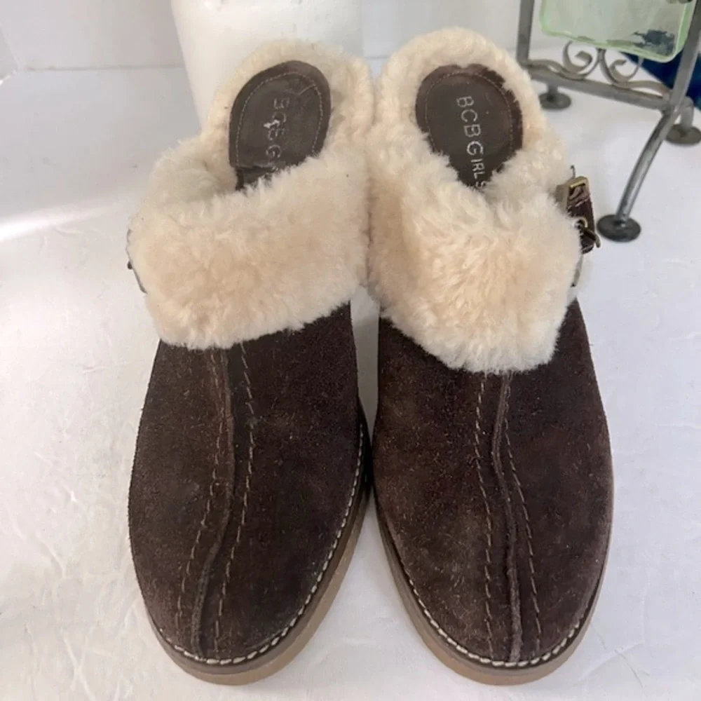BCBG Fur Lined Brown Suede Chunky Heeled Bootie  Clogs. Size 6.5 - Picture 3 of 9